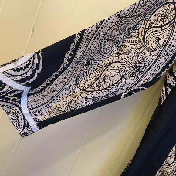 BCBG‎ MAXAZRIA 100% SILK BLACK AND CREAM TOP. - Picture 4 of 7